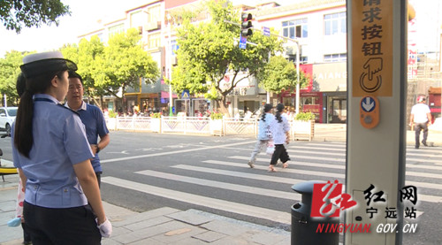 宁远：启用首个“触摸式行人过街信号灯”让行人和车辆都方便2_副本500.jpg